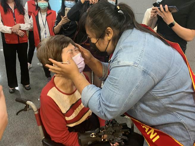 阿嬷见安妮得奖感动掉泪，安妮抱着阿嬷安慰说，「阿嬷不要哭！哭了丑丑喔！」，好感情表露无遗。（许哲瑗摄）