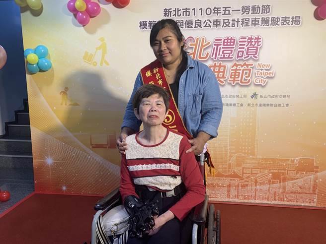 安妮笑说，没想过会得奖，她想把这份喜悦与阿嬷分享，希望阿嬷加油、赶快好起来，有天带阿嬷一起去印尼玩。（许哲瑗摄）