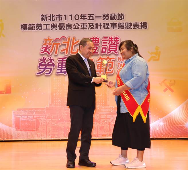 新北市长侯友宜今颁发模范劳工，感谢安妮的贴心照顾。（许哲瑗摄）
