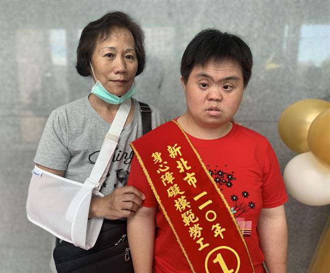 冠兰今在母亲陪同下出席新北市模范劳工表扬大会，她开心的说，很高兴能得奖，她很喜欢现在的工作，「虽然我学习比较慢，但只要我肯做、努力学习，我一定做得到！」（许哲瑗摄）
