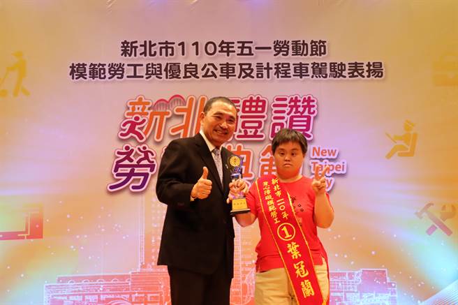 冠兰目前在中和的公园担任清洁人员，虽工作训练很辛苦，但她从不喊累，从分类垃圾、扫落叶通通难不倒她。（许哲瑗摄）