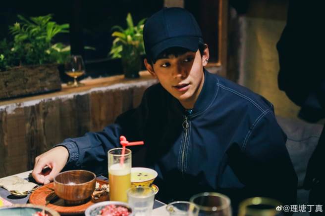丁真在短短两周内就爆红。(图/翻摄自丁真微博)