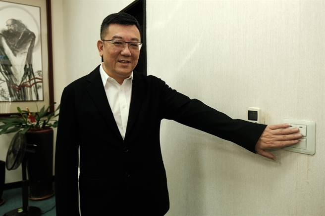 422世界地球日，新竹市议会议长许修睿带头「关灯1小时，行动爱地球」。（罗浚滨摄）