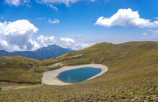 市议员李妍慧办公室到台东「天使的眼泪」嘉明湖空拍，发现嘉明湖水位不断下降。（李妍慧提供／罗浚滨新竹传真）