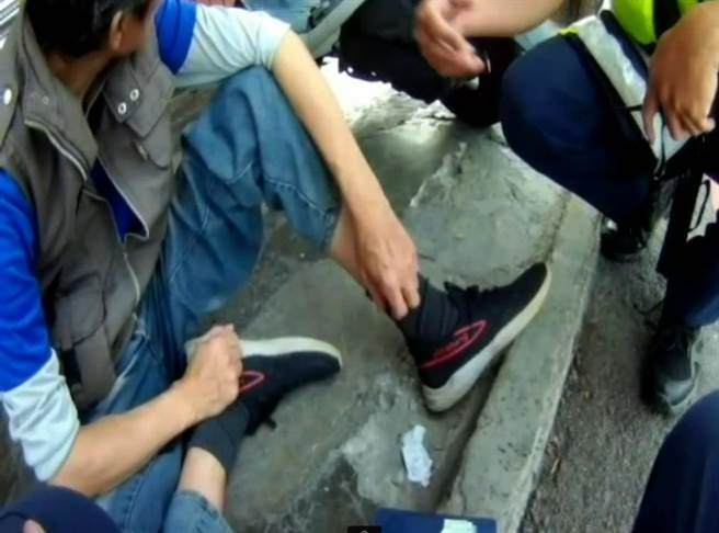 酒醉男子，日前心情不佳在马路上閒晃，且肉身挡水泥车说要给车撞，员警赶抵劝离。（台中市警第五分局提供／张妍溱台中传真）