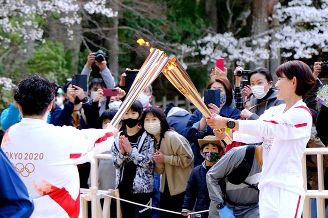 东奥圣火在香川县传递期间，一名负责交管的警察虽配戴口罩并跟他人保持距离，仍确诊染疫，这是圣火传递从3月25日开跑以来首例。（资料照／TPG、达志影像）