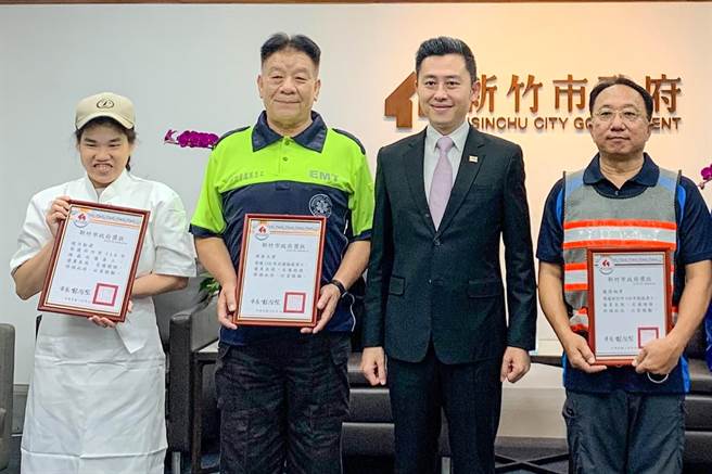 市长林智坚（右二）颁奖状给3位模范劳工，全国模范劳工周普天（右）、市模范劳工龙澐翔（左二）及赵力勤（左）。（罗浚滨摄）