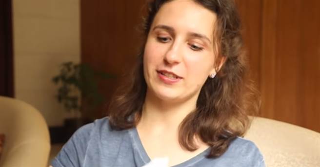 来台6个月第一次吃麦当劳的乌克兰女子欧莉，大讚工作人员的服务态度。（图／翻摄自《不要闹工作室》画面）