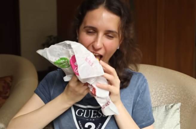 欧莉第一次吃台湾麦当劳满福堡觉得很美味。（图／翻摄自《不要闹工作室》画面）