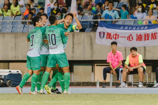 台电队长林正益对中油首开纪录，与队友拥抱庆祝进球。（中华足协提供）