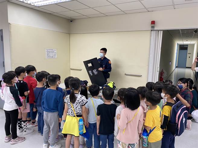 员警让学童们体验警用装备、警用大型重机以及认识毒品的新态样，只见学童们争先恐后的抢着体验装备。(戴志扬翻摄)
