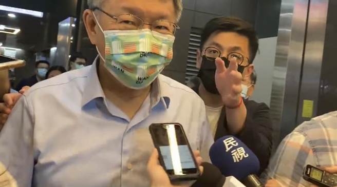 对于妻子陈佩琪文内所指，台北市长柯文哲说「吼，两个都是好朋友，不要害我啦，我会回家叫她（指陈佩琪）少写」。（黄婉婷摄）