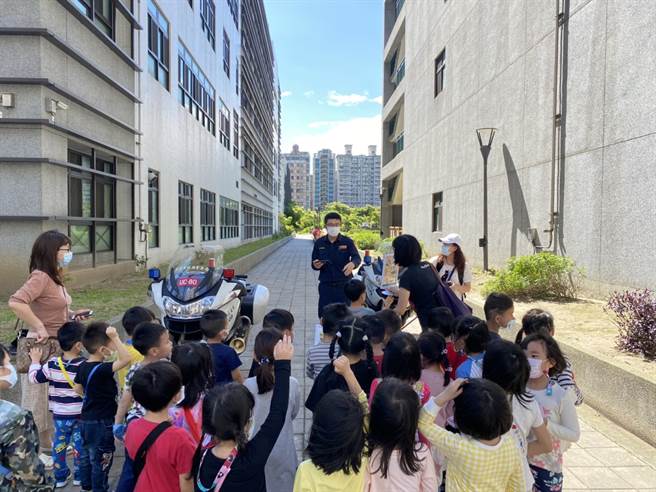 员警让学童们体验警用装备、警用大型重机以及认识毒品的新态样，只见学童们争先恐后的抢着体验装备。(戴志扬翻摄)