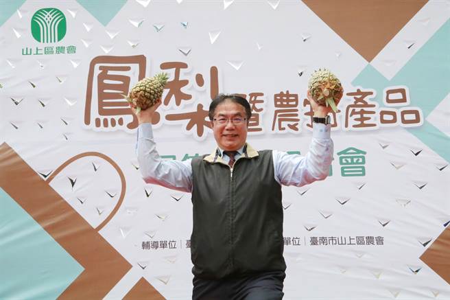 台南市长黄伟哲今天北上行销凤梨，热销6000箱。（台南市政府提供／曹婷婷台南传真）