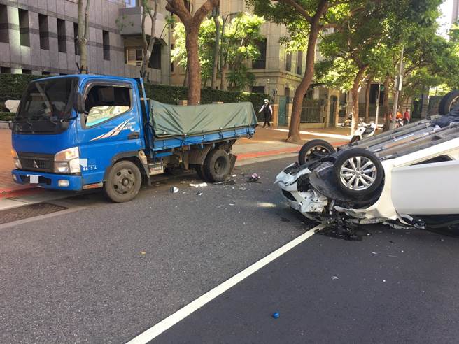 梁女自撞路边小货车，导致车辆翻覆。（翻摄照片／林郁平台北传真）