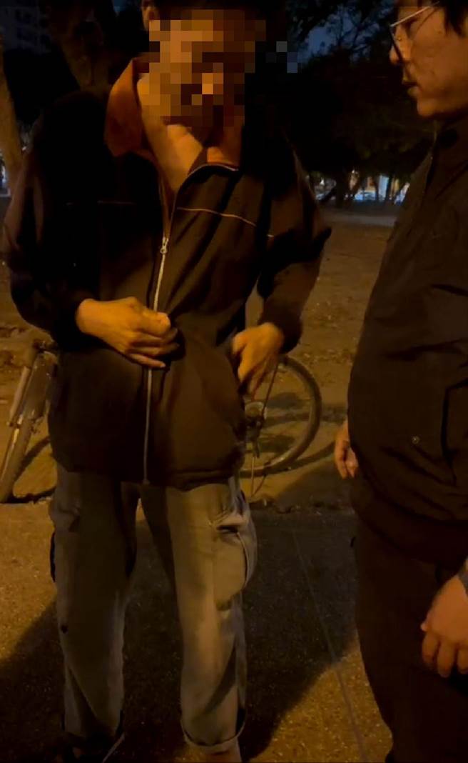 警方在右昌森林公園發現疑似涉案腳踏車，在公園內埋伏，終於在昨日晚間7時等到舒姓嫌犯出現。(警方提供／林雅惠高雄傳真)