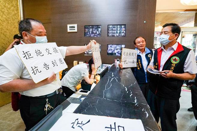 礁溪協天廟主委出現雙胞，吳宏昱（右一）要接管廟務遭簡蒼明（右二）拒絕，吳因香客大樓員工拒絕他交辦事項予以解聘，但不為對方接受。（李忠一攝）