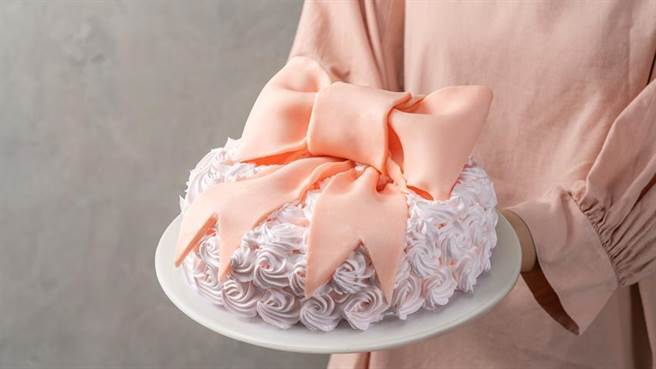 （母亲节蛋糕成了百货业兵家必争，今年扩大数倍品项卖甜点。图／环球提供）