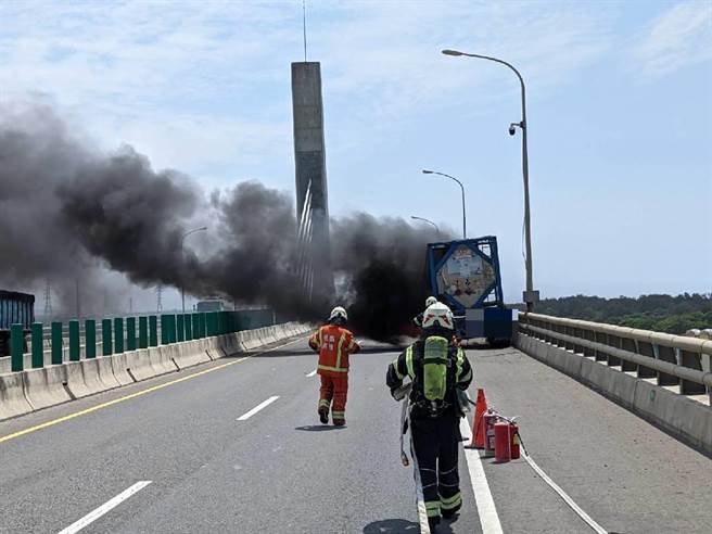 一輛載滿雙氧水的槽車不明原因起火，消防隊前往救援後無人受傷。（桃市消防局提供／邱立雅桃園傳真）