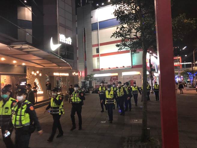 信义分局出动大批警力，防止夜店外发生治安事件。(翻摄照片／林郁平台北传真）