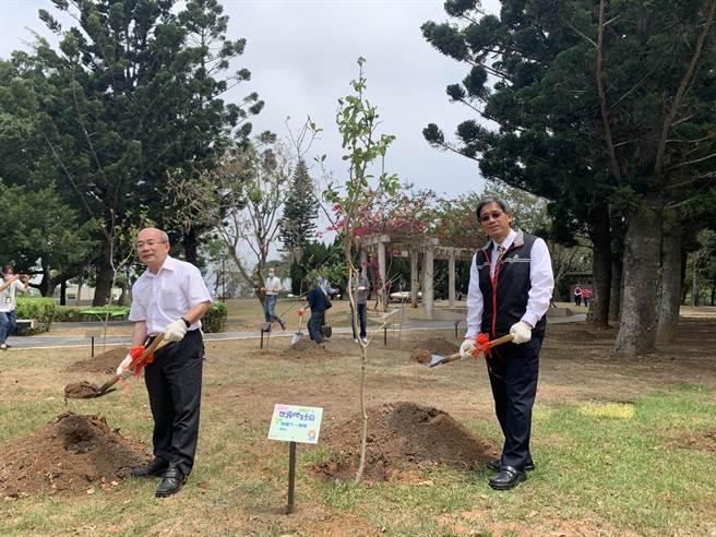 高公局局長趙興華等人一起植樹，響應世界地球日。（高公局提供／陳淑娥台中傳真）