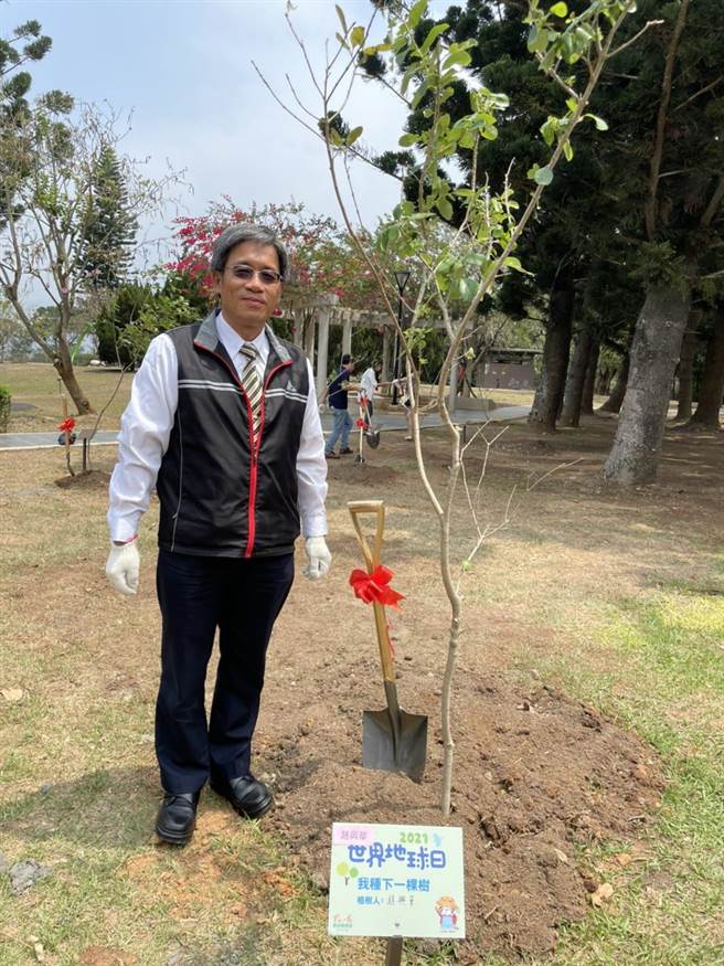 高公局局長趙興華植樹，響應世界地球日。（高公局提供／陳淑娥台中傳真）