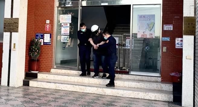 2男大生組微信販毒，一紙契約書曝露大麻農場位置，楊梅分局溯源查獲170株。(戴志揚翻攝)