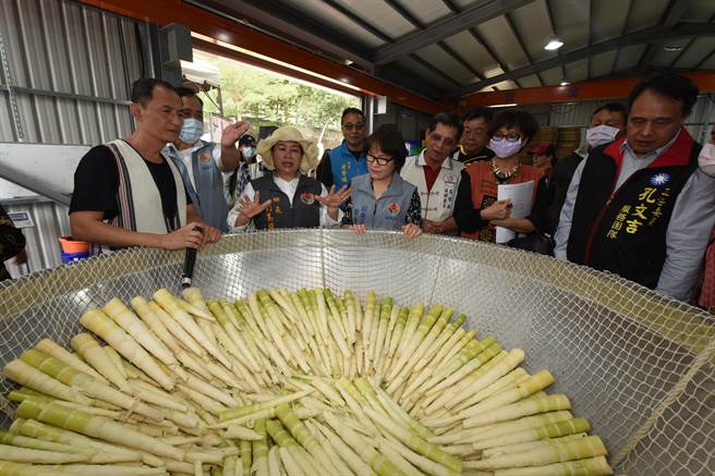 泰安乡桂竹笋加工站揭牌启用，副县长邓桂菊（左三）期许农友通力合作，以升为6级产业为目标。（苗栗县政府提供／罗浚滨苗栗传真）