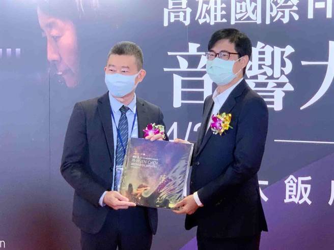 高雄音响展22日开幕，高雄市电器商业同业公会理事长蔡志亮（左）送《陈必先 贝多芬钢琴奏鸣曲》给高雄市长陈其迈（右）。（柯宗纬摄）