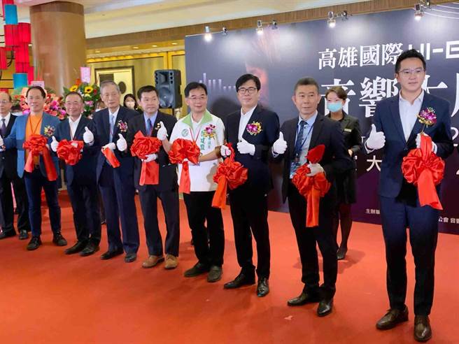 高雄音响展22日开幕，高雄市长陈其迈（右三）与会。（柯宗纬摄）