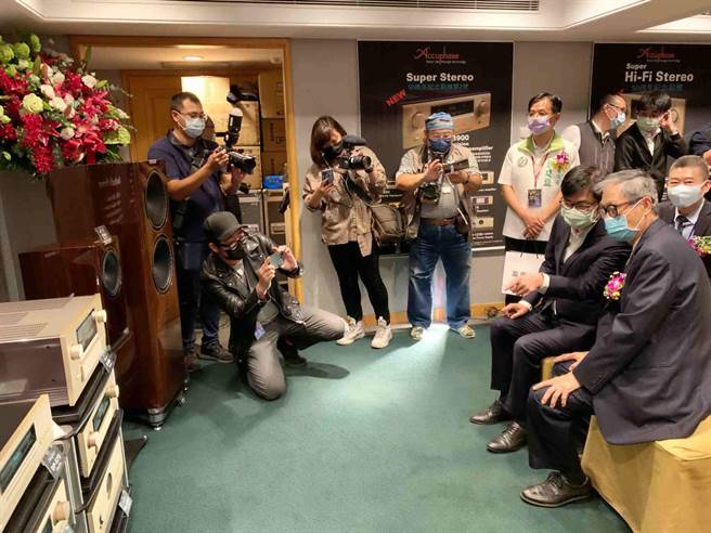 高雄音响展22日开幕，高雄市长陈其迈（右二）与会，还到「小房间」感受音响效果。（柯宗纬摄）