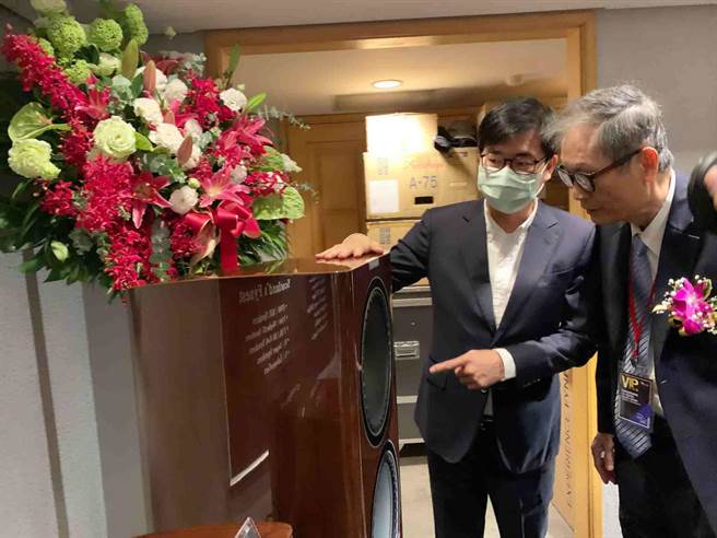 高雄音响展22日开幕，高雄市长陈其迈（右二）与会，还到「小房间」感受音响效果。（柯宗纬摄）