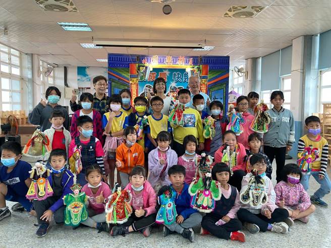 彰化员林国宝级布袋戏大师吴清发，就深入校园传承布袋戏文化，日前吴清发到溪州水尾国小义演，许多小朋友都是第一次看到布袋戏惊呼连连。(水尾国小提供／吴建辉彰化传真)