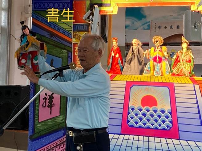 吴清发说，过去他走访国内外推广布袋戏，经常到美国公演，目前重心则放在国内，经常参与文化局等团体各种公演。(水尾国小提供／吴建辉彰化传真)