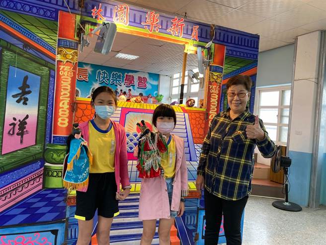 国宝级新乐园布袋戏创团长吴清发老师、以及操偶师蔡玉琴到学校表演，希望能将布袋戏文化永续流传下去。(水尾国小提供／吴建辉彰化传真)