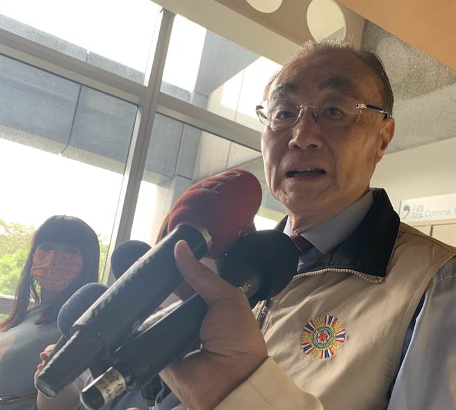 冯世宽今赴新北市政府出席「台湾绿色数位转型论坛」，会后接受媒体联访。（许哲瑗摄）