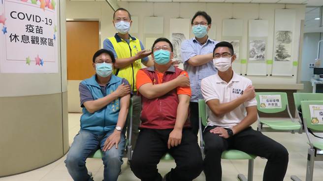 台大医院金山分院邀金山、石门、三芝区的区长等人带头施打疫苗。（台大医院金山分院提供）