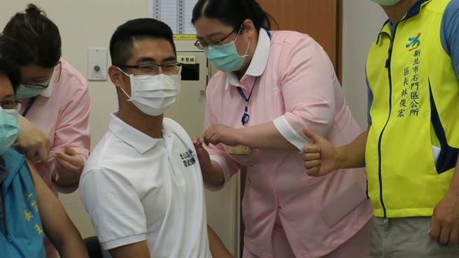 台大医院金山分院邀金山、石门、三芝区的区长等人带头施打疫苗。（台大医院金山分院提供）