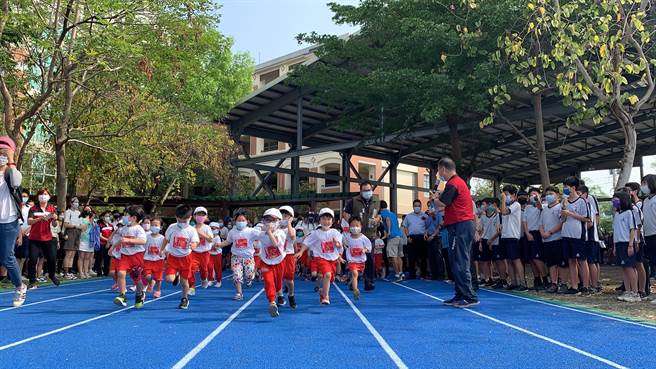 乌日区光德国中新跑道启用，小朋友开心在跑道上奔跑。（林欣仪摄）