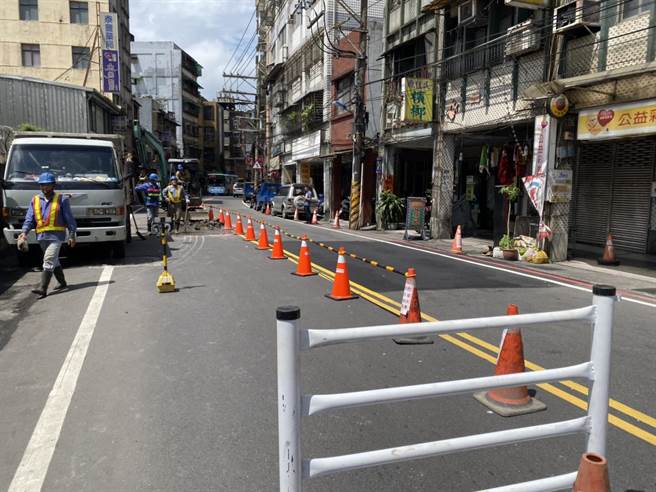 基隆市中正区祥丰街管线老旧，时常破裂造成道路陷落，预计6月底汰换完成。（基隆市议员张颢瀚提供／陈彩玲基隆传真）