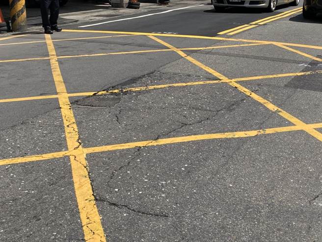 基隆市中正区祥丰街管线老旧，时常破裂造成道路陷落，预计6月底汰换完成。（基隆市议员张颢瀚提供／陈彩玲基隆传真）