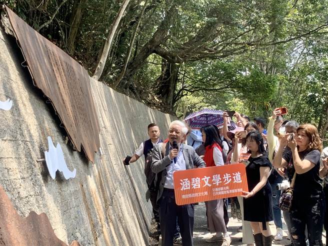 詩人向陽，22日在日月潭涵碧文學步道，吟誦自己的詩句。（廖志晃攝）