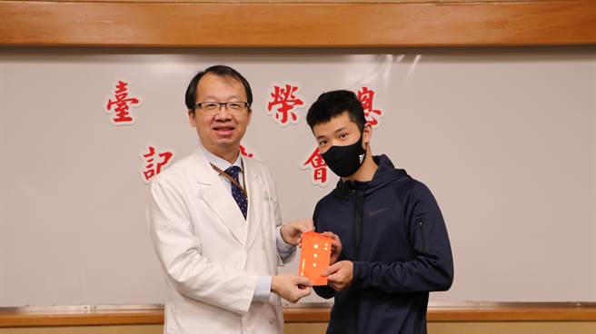 病友黄先生目前已在餐饮业工作，术后症状好转9成，无须服药控制。（北荣提供）