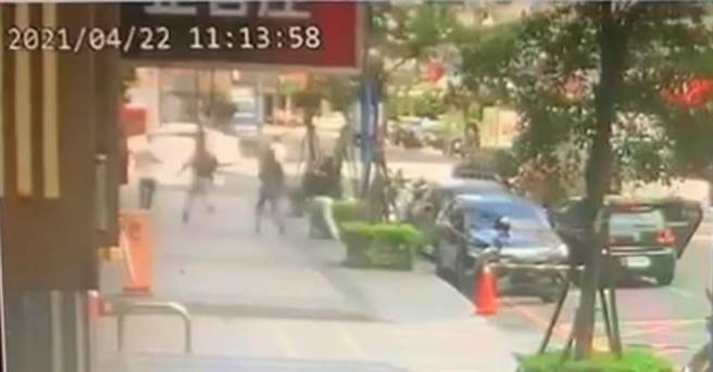 一名男子当街遭到3歹徒爆打后掳走，没多久就被丢包农田。（民眾提供／邱立雅桃园传真）