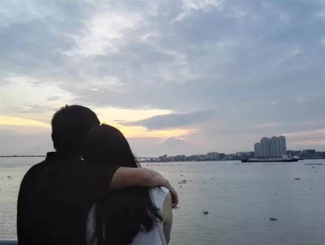 汕头海边的夕阳，再远处就是台湾海峡哦。（作者提供）