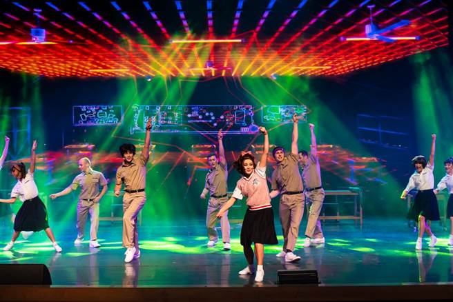 于义大皇家剧院欣赏「舞动青春SHOW」表演。（义大游乐世界提供）