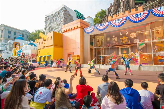 全新游行「牛仔大冒险」，民眾可跟着花车表演观看外籍舞者的特技舞蹈秀。（义大游乐世界提供）