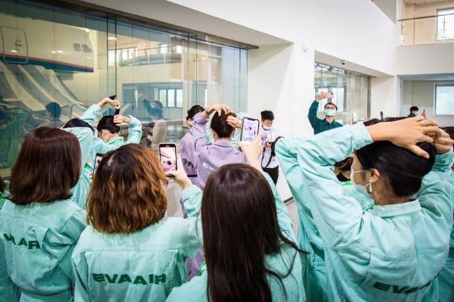 （長榮航空空服教官親自示範如何在短時間完成優雅的「法式包頭」，簡單幾個步驟就能打造出空服員俐落造型。圖／長榮航空提供）