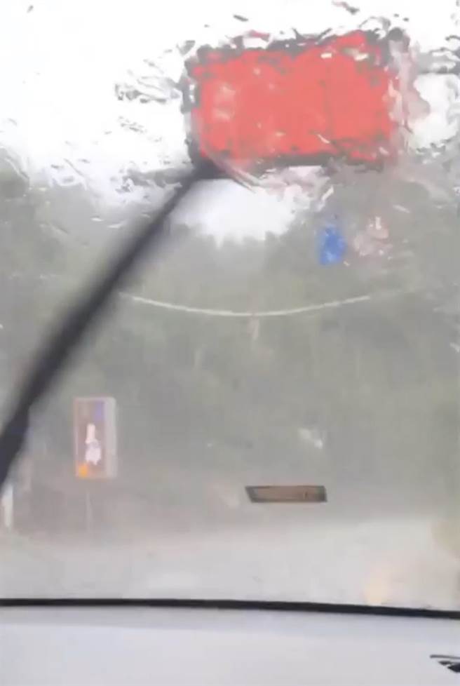 清境山区下大雨挟带冰雹，雨刷挥不停。（仁爱警分局提供／廖志晃南投传真）