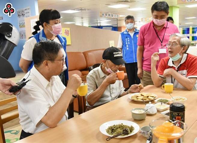图为日间照顾中心内，长者的用餐情况。（示意图，图／本报系资料照）